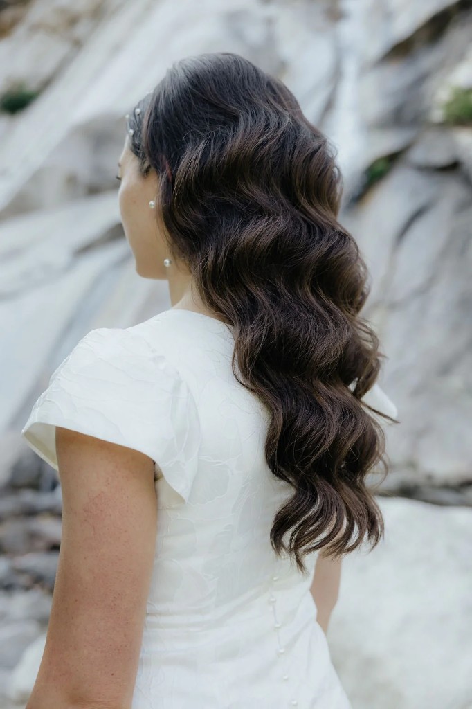 Hollywood waves bridal hairstyle by an Orlando, Florida wedding hairstylist